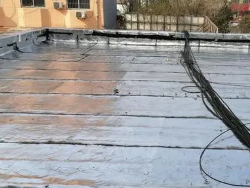 天河卫生间漏水维修公司分享下天河屋面楼顶防水刚性防水层施工要点。